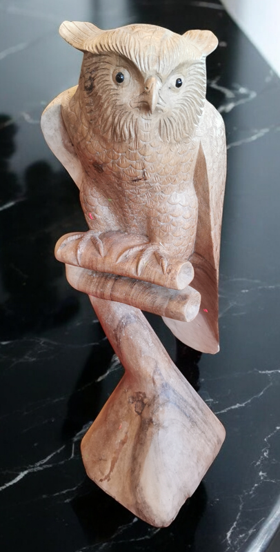 Eule-sitzend-Tier-Figur-aus-Suarholz-Akazie-handgeschnitzt-auf-Baumstamm-ca-80cm-01