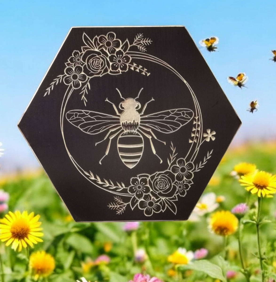 Tischplatte-wabenform-bienenstock-biene-imkerei-wabe-blumen-schwarz-ornament-cnc-gefraest.png