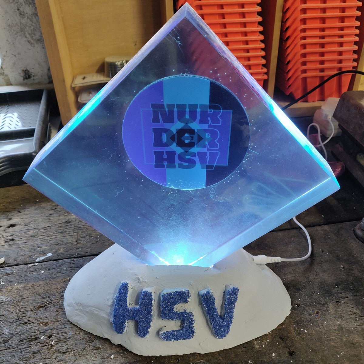 Epoxidharzlampe V0.1 mit alternativem Fuß aus Epoxidharz mit LED-Beleuchtung