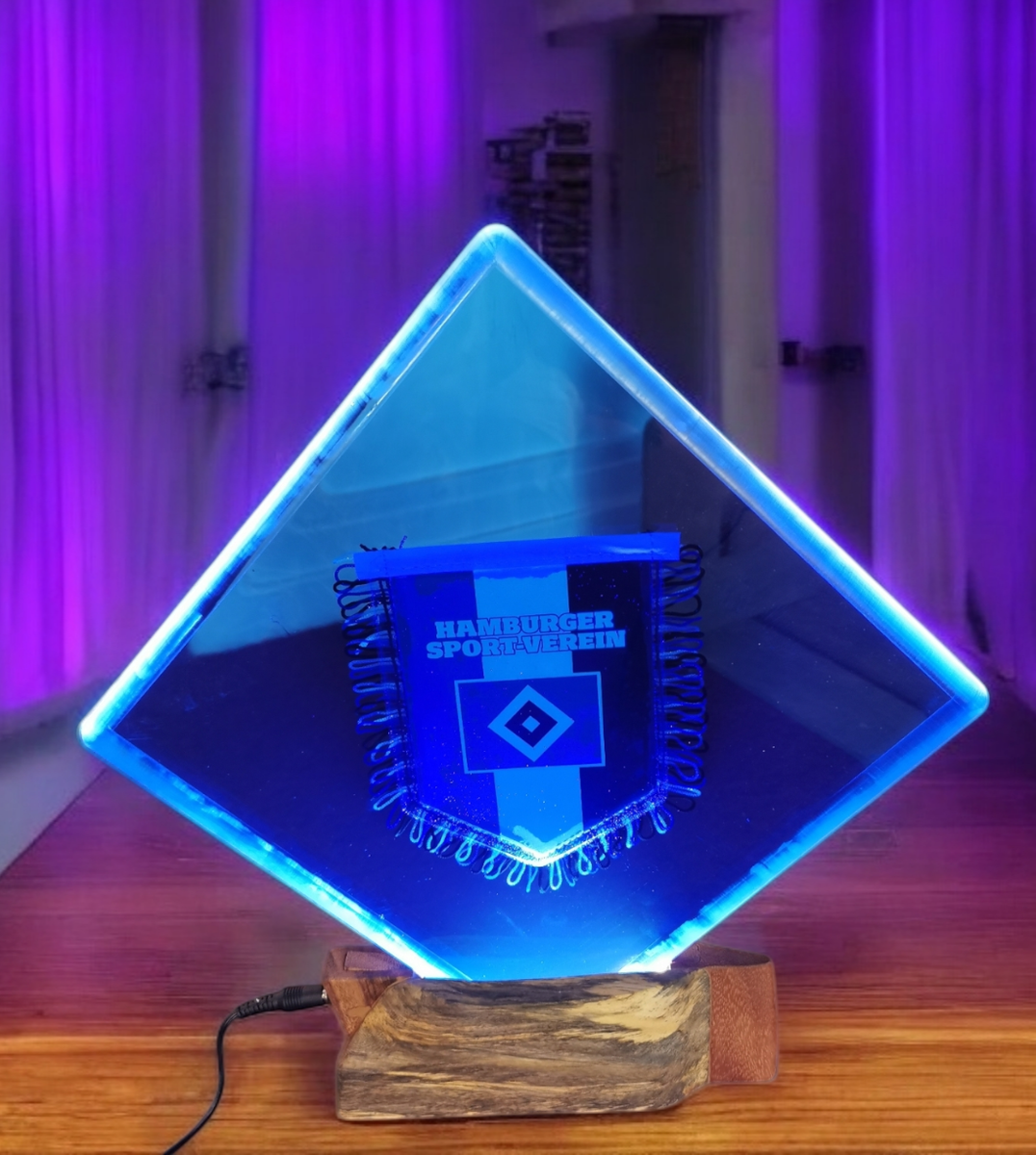 Epoxidharz-Lampe-HSV-Hamburger-Sport-Verein-Fussball-mit-Suarholz-Akazie-Fuß-blau-handgemacht-LED-beleuchtet-01.png