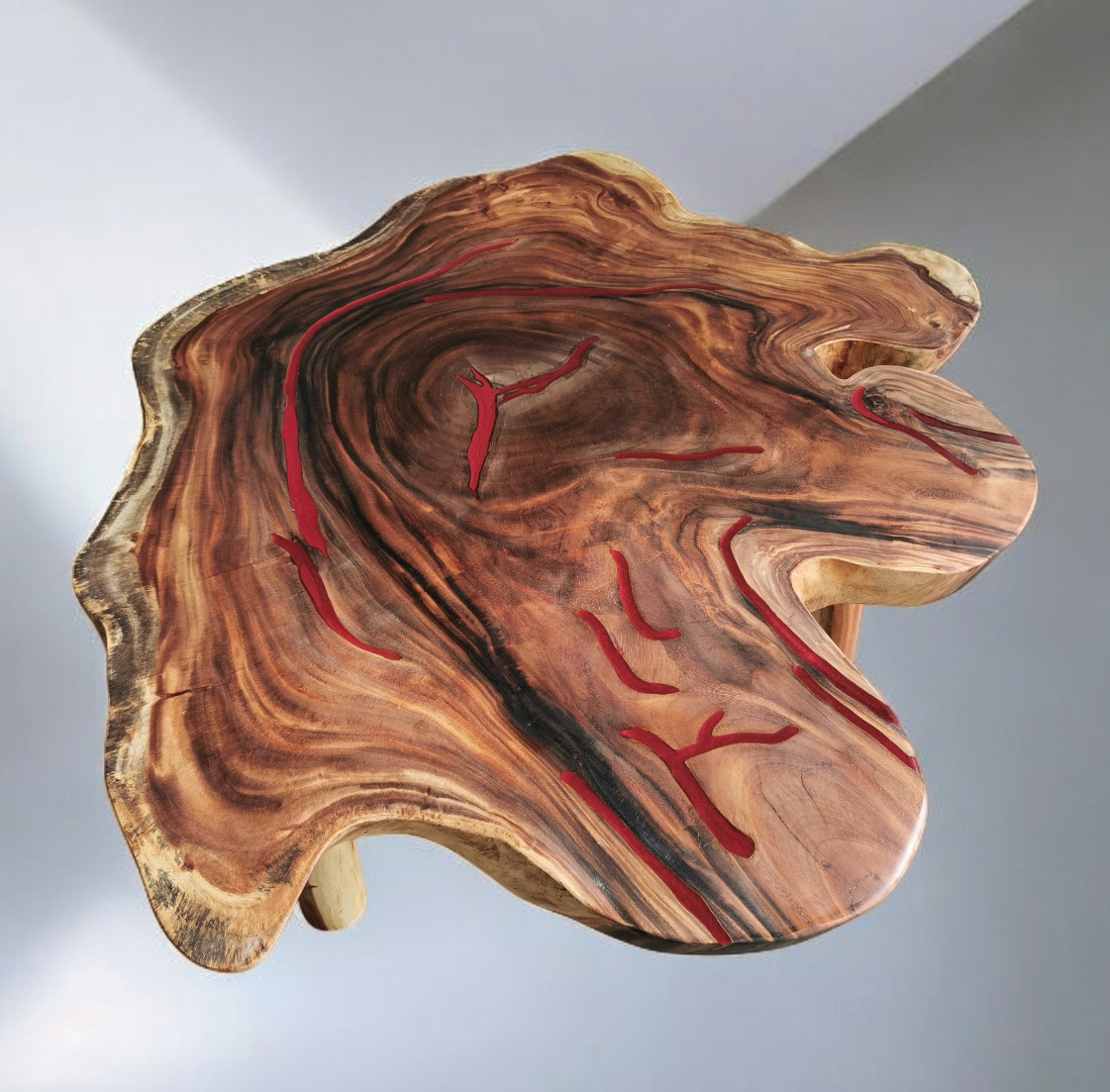 Akazientisch-geschwungen-Couchtisch-Epoxidharz-Risse-rot-befuellt-01.png