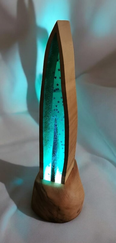 epoxidharzlampe-led-blue-star-blau-tuerkis-handgemacht-mit-akazien-basis-fuss-suarholz-led-beleuchtet-01