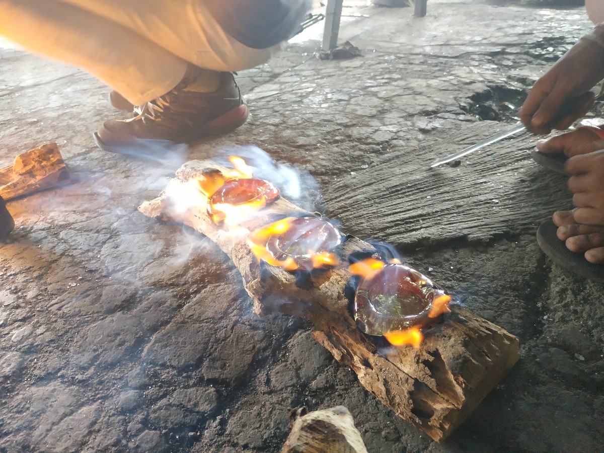 Glasschmelze in Form gebracht muss nun abkühlen.